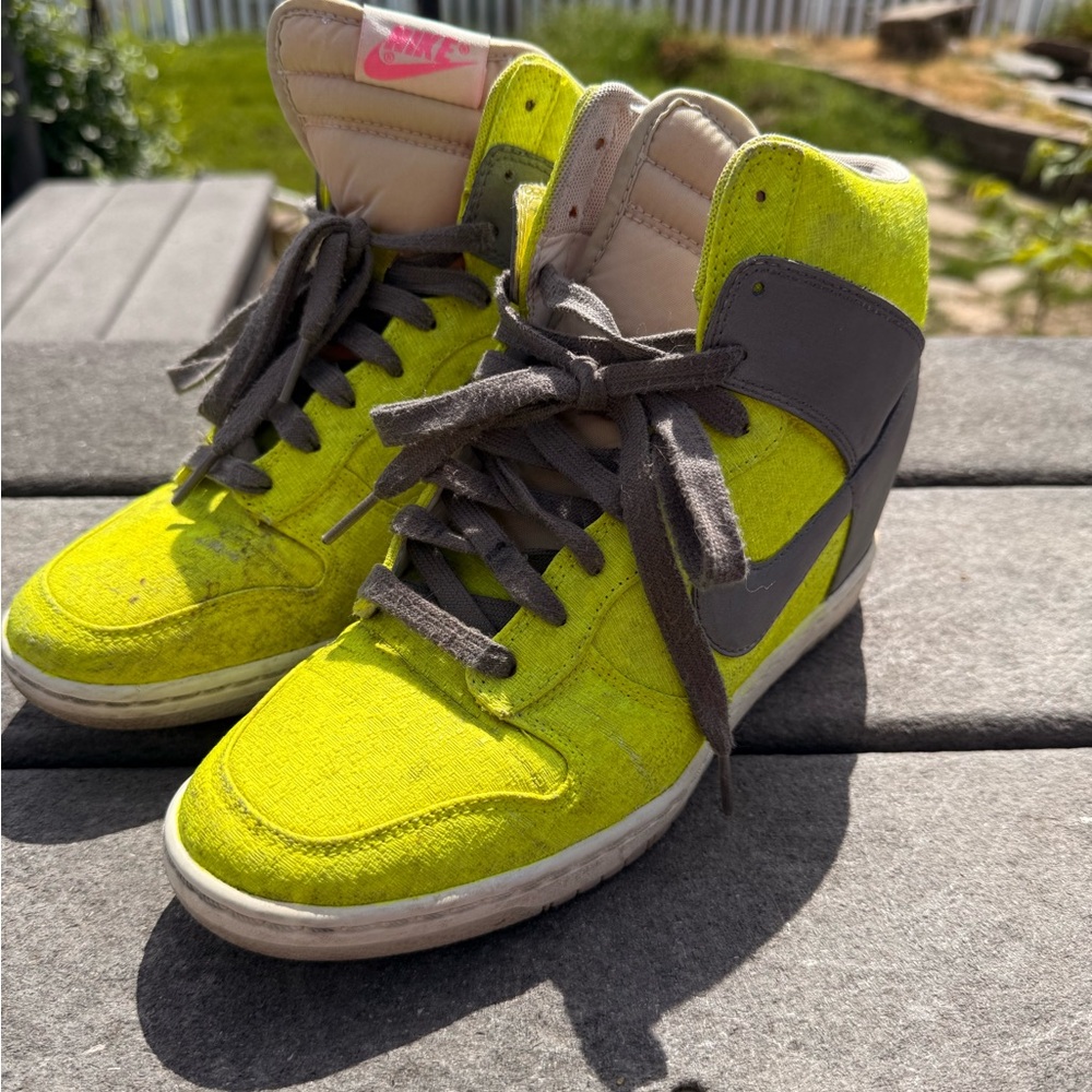 Nike heeled Sneakers with Burgundy Insole